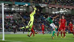Severní Irsko-Česko: Jonny Evans dává gól na 1:0