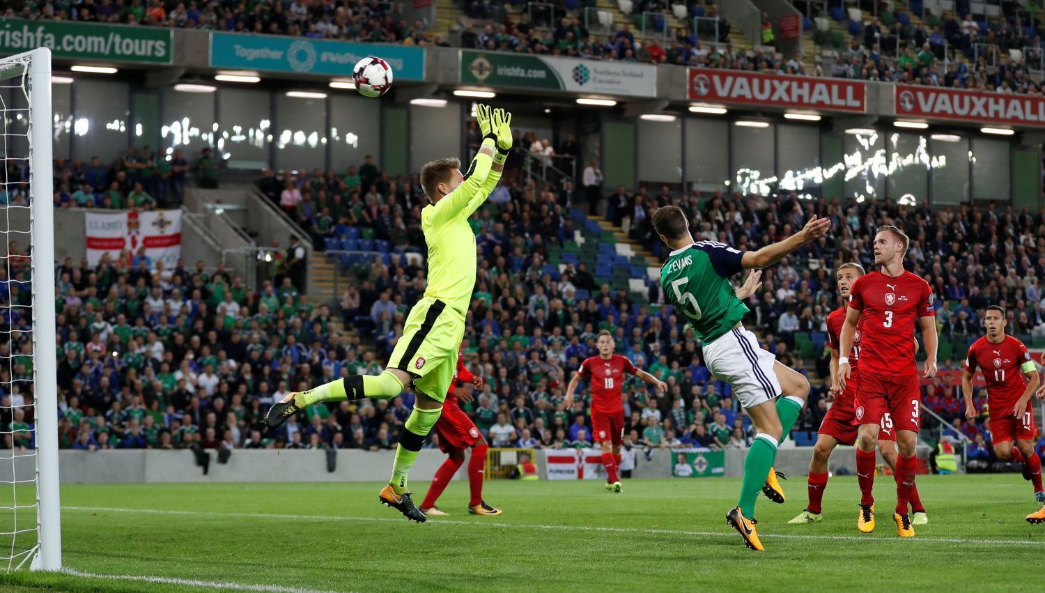 Severní Irsko-Česko: Jonny Evans dává gól na 1:0
