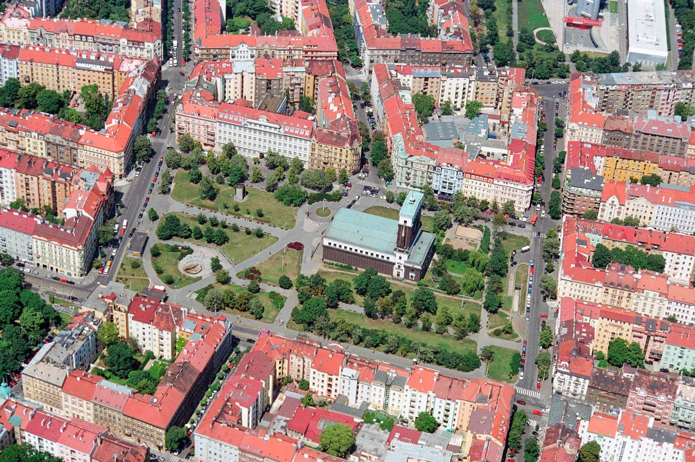 Kostel Nejsvětějšího srdce Páně, Praha, Vinohrady, Náměstí Jiřího z Poděbrad, historie, stavba, Domácí