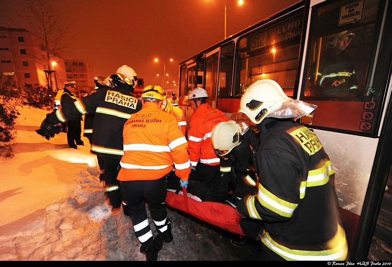 Nehoda autobusu a kamionu na Černém Mostě v Praze