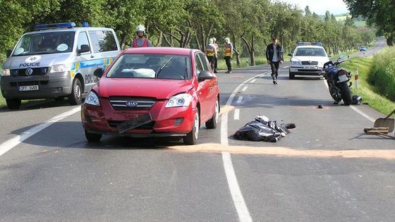 Motorkář nepřežil srážku dvou motorek s autem