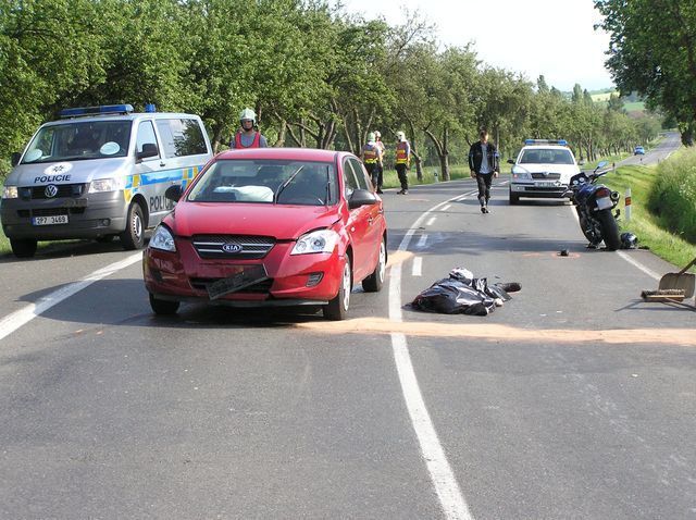 Srážka dvou motorek s autem