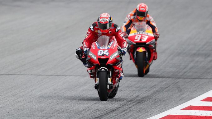 Andrea Dovizioso na Ducati a Marc Marquez na Hondě bojují o vítězství v GP Rakouska MotoGP