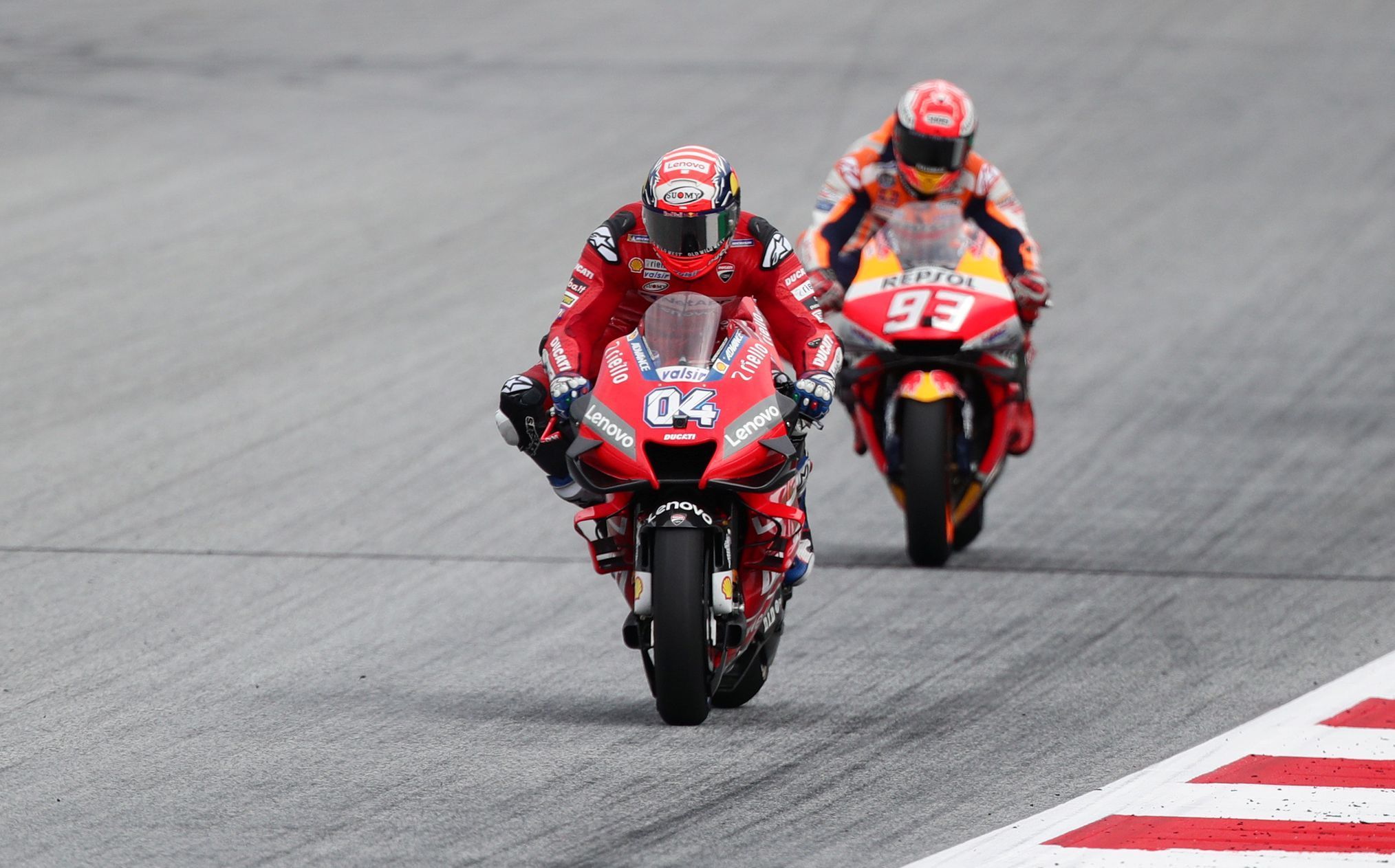 Andrea Dovizioso na Ducati a Marc Marquez na Hondě bojují o vítězství v GP Rakouska MotoGP 2019
