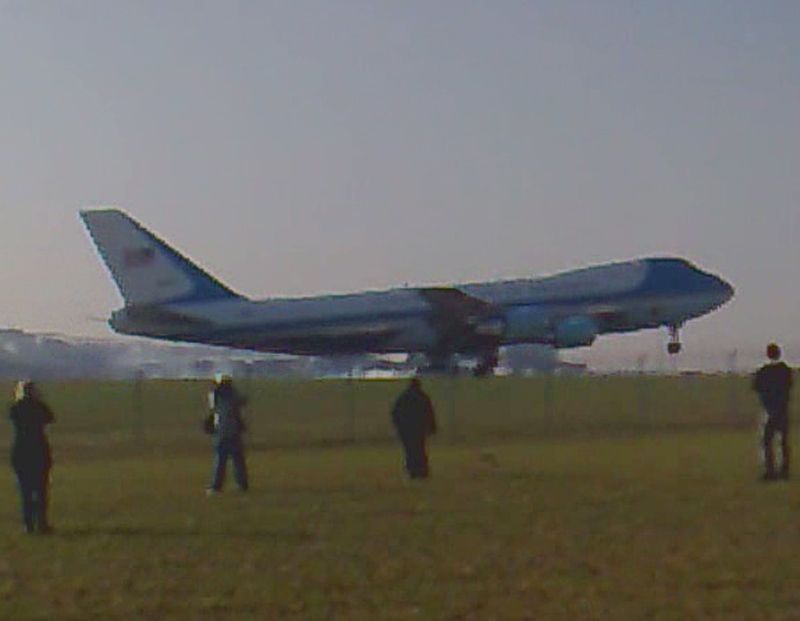 Air Force One přistává na Ruzyni