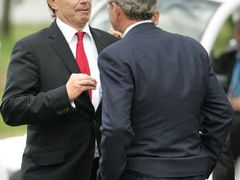 Americký prezident Bush cosi řešící s britským premiérem Tonym Blairem
