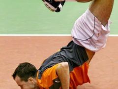 Tenista Radek Štěpánek slaví první turnajový titul na okruhu ATP. V Rotterdamu porazil ve finále Christopha Rochuse.