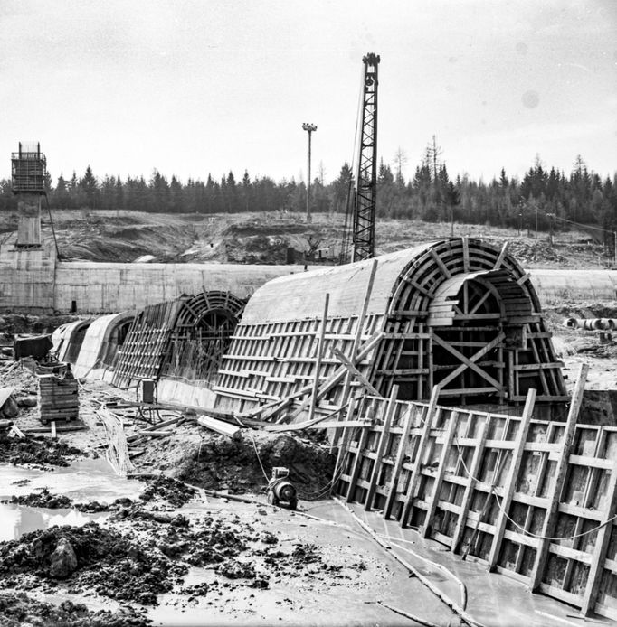 Archivní fotografie z historie z výstavby vodárenské nádrže Švihov na Želivce.