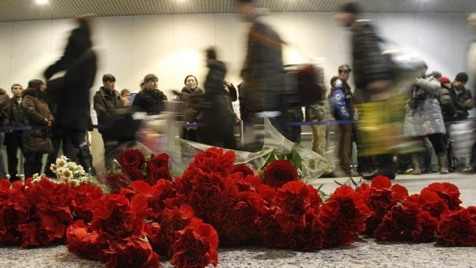 Květiny na letišti Domodědovo. V pondělí tady zahynulo nejméně pětatřicet lidí.