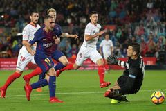 Barceloně zachránil výhru dvěma góly Alcácer, bez prohry pokračují soutěží i Valencie a Atlético