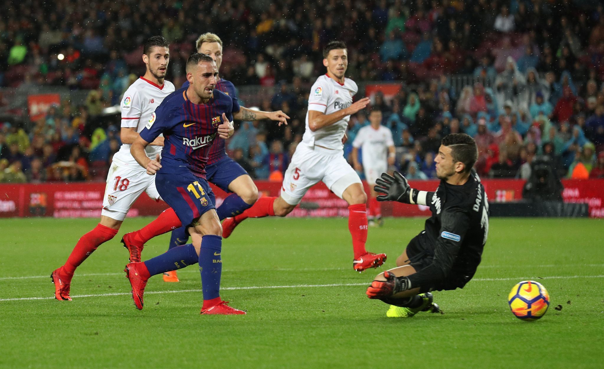 Barcelonský Paco Alcácer střílí první gól do sítě Sevilly