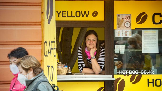 Petra Havlíčková v malé prodejně na Šaldově náměstí v Liberci na snímku z 24. března 2021. V pátek tu kávu nabídne naposledy. Podnikání jí zhatila koronavirová epidemie.