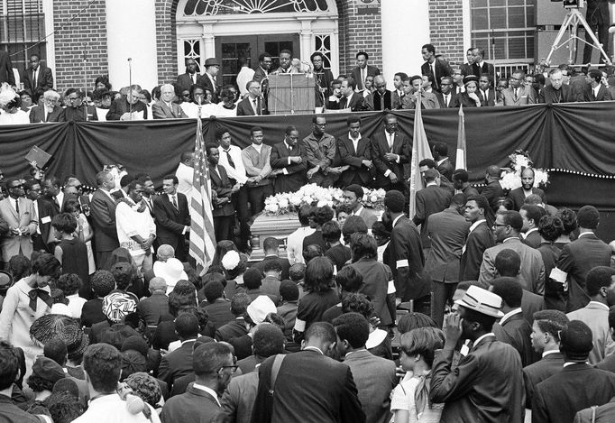 Pohled na účastníky  druhého pohřebního obřadu za Dr. Martina Luthera Kinga v areálu Morehouse College v Atlantě dne 9. dubna 1968