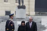 Miloš Zeman s manželkou Ivanou při příjezdu na prezidentskou inauguraci.
