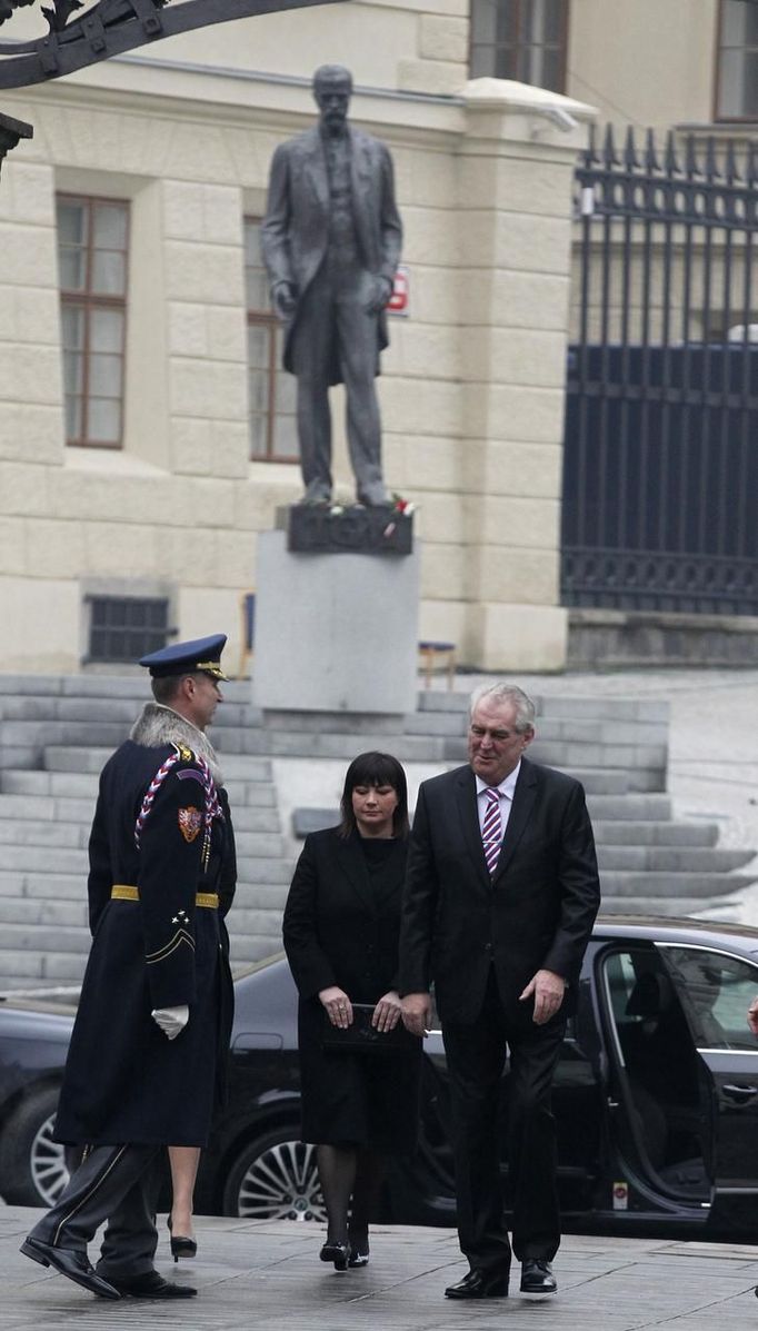 Miloš Zeman s manželkou Ivanou při příjezdu na prezidentskou inauguraci na Pražském hradě.