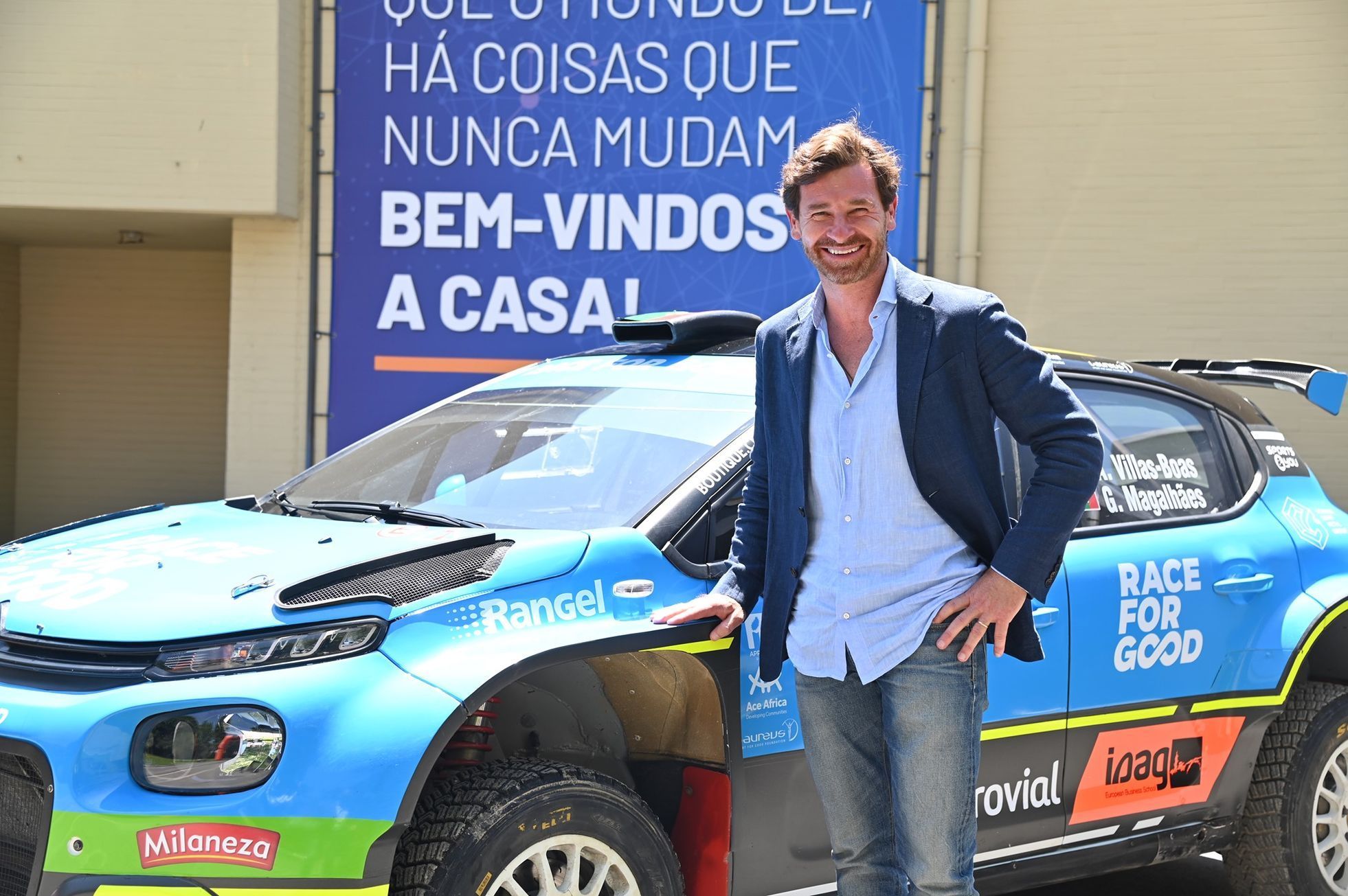 André Villas-Boas pózuje vedle Citroënu C3 Rally2 v barvách jeho nadace Race for Good