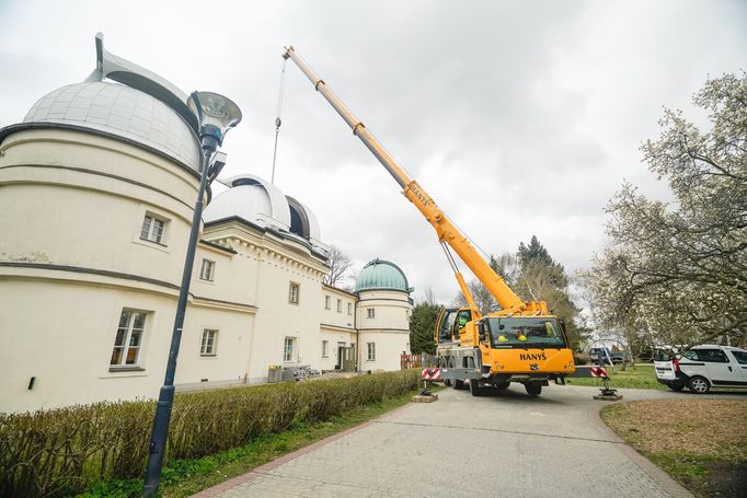 Demontování největšího dalekohledu Štefánikovy hvězdárny. Praha, 6. 4. 2022