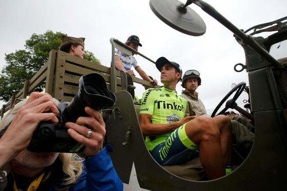 Další z favoritů Alberto Contador při příjezdu na slavnostní představení týmů. 
