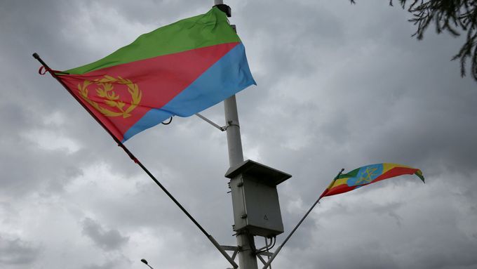 Vlajky obou zemí v Addis Abebě, kterou navštívil koncem června eritrejský ministr zahraničí.