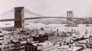 Brooklynský most v New Yorku na fotografii z roku 1910.