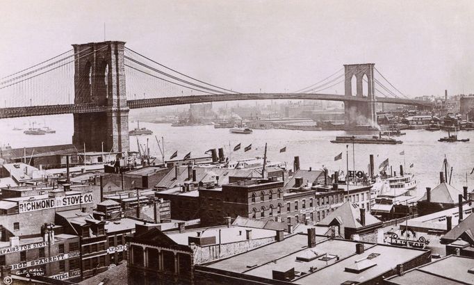 Brooklynský most v New Yorku na fotografii z roku 1910.