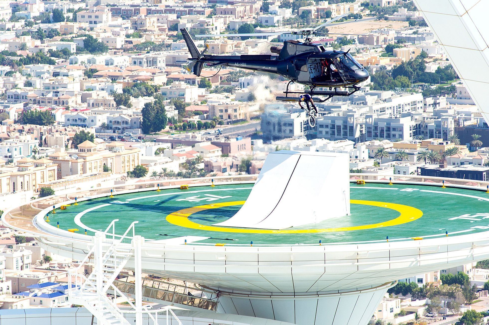 Biker Kriss Kyle seskakuje z vrtulníku na střechu hotelu Burž al Arab