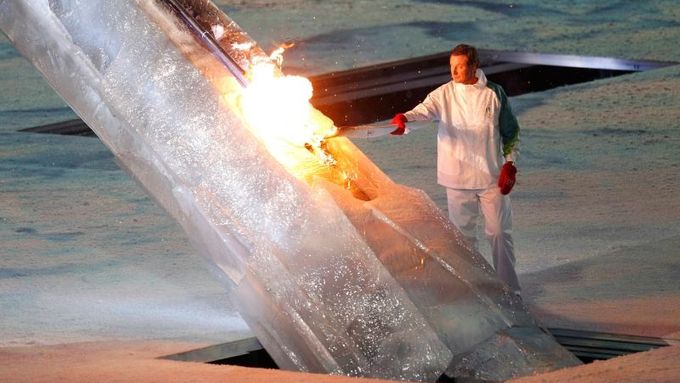 Wayne Gretzky zapaluje olympijský oheň.