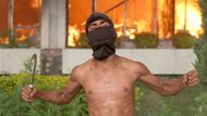 Demonstrant před sídlem parlamentu v Káthmándú během protestů, které následovaly po pondělním zásahu, při němž bylo zabito 19 lidí. Nepokoje vyvolal zákaz sociálních sítí, jenž byl později zrušen, a sílící odpor proti korupci.