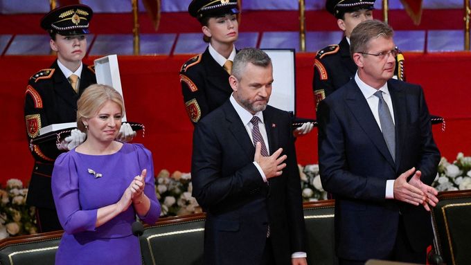 Nový slovenský prezident Peter Pellegrini na inauguraci se svou předchůdkyní Zuzanou Čaputovou