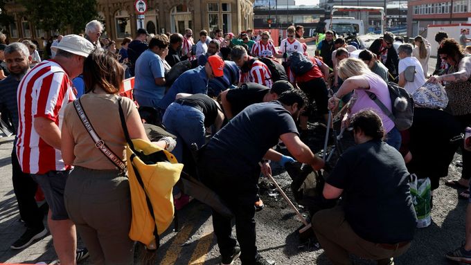 Den po výtržnostech obyvatelé vyšli do ulic a pustili se do úklidu. V neděli se skupina místních vydala na pochod míru.