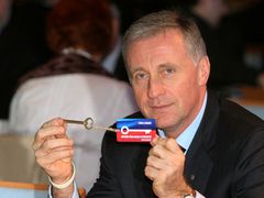 Kongres ODS: Mirek Topolánek s klíčem, který si jako symbol vybral Ivan Langer pro svoji kandidaturu na pozici prvního místopředsedy strany