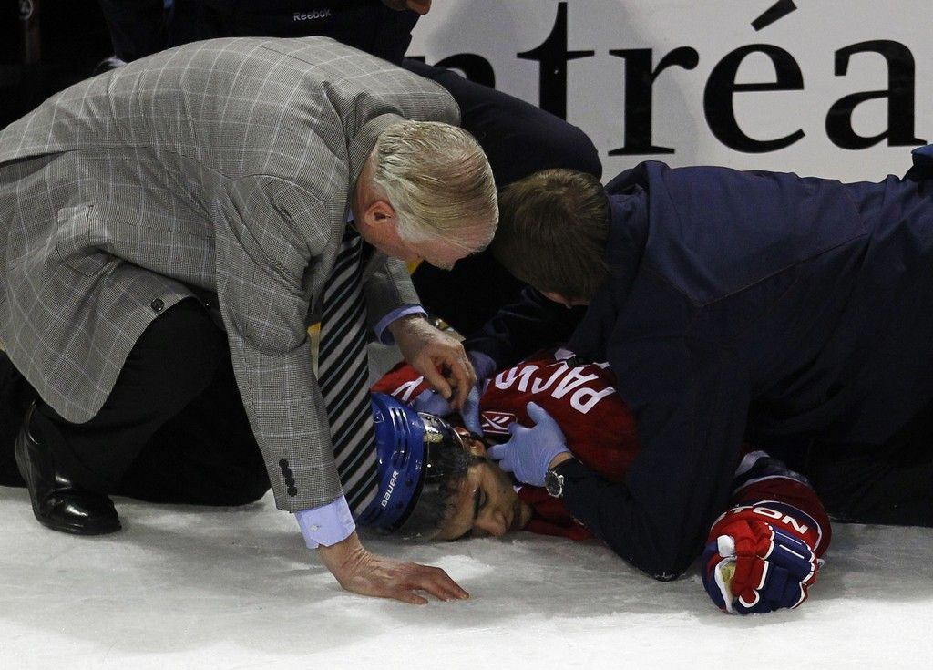 Zdeno Chára srazil u mantinelu Maxe Paciorettyho