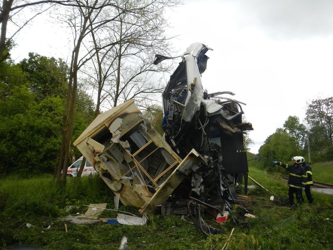 Nehoda autobusu a vlaku na přejezdu u Hluboké nad Vltavou.