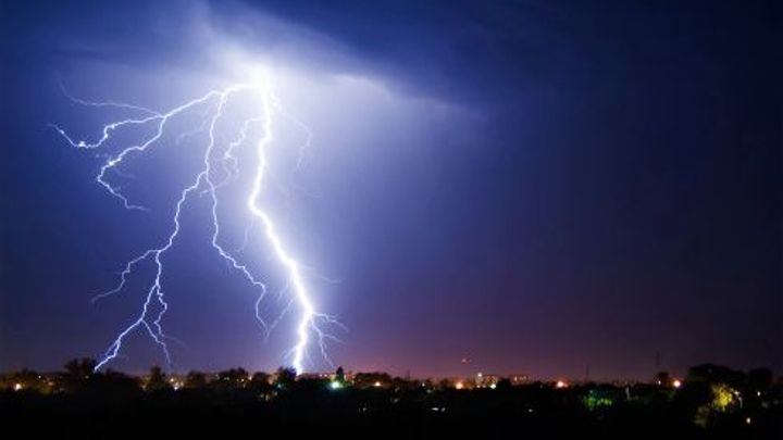 Letadlo nad Londýnem zasáhly najednou tři blesky, svědek to natočil na mobil