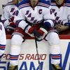 Jaromír Jágr sedí zklamaně na hrazení poté, co tým New York Rangers v základní hrací době pouze remizoval s New Jersey. Bylo jasné, že Jezdci budou začínat play off na ledě svého nedělního soupeře, nikoli doma.