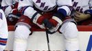 Jaromír Jágr sedí zklamaně na hrazení poté, co tým New York Rangers v základní hrací době pouze remizoval s New Jersey. Bylo jasné, že Jezdci budou začínat play off na ledě svého nedělního soupeře, nikoli doma.