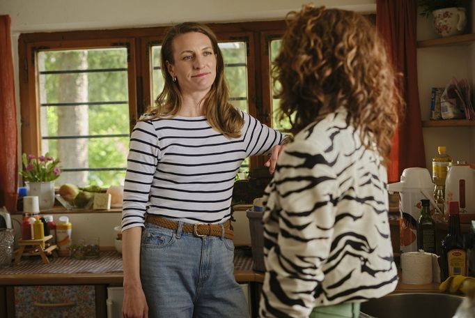 Anna Polívková a Barbora Seidlová ve filmu Něco za něco.