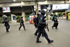 Francouzi obvinili dva cizince, kteří se měli podílet na listopadovém útoku v Paříži