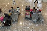 Ještě štěstí, že vzbouření pracovníci úklidové firmy po letišti rozházeli jen papírové odřezky. Kdyby se na podlaze odbavovací haly povalovaly normální, zpáchající odpadky, cestující by zřejmě nereagovali s takovým klidem jako tentokrát.