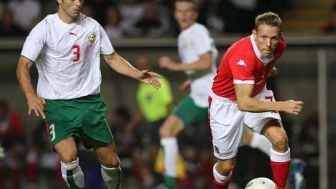 Velšský fotbalista Craig Bellamy (vpravo) v přípravném zápase proti Bulharsku.