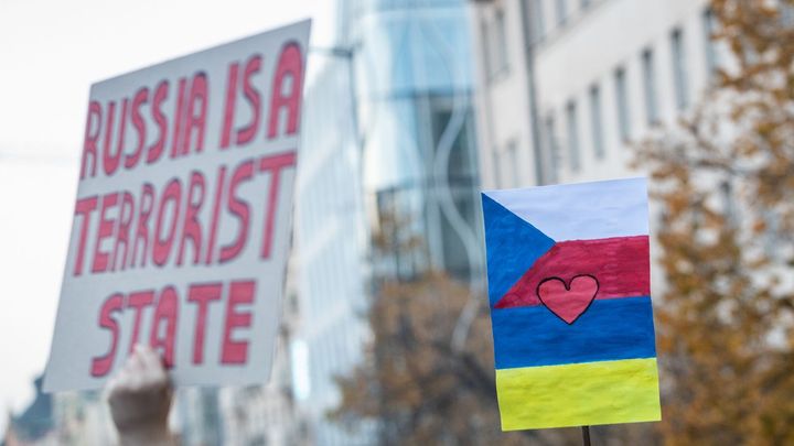 Šampion demokracie, který rozumí ruské hrozbě. Třetinu Čechů ale láká totalita
