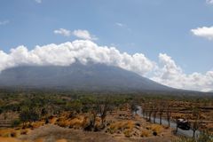 Probuzená sopka na Bali je v "kritické fázi", z okolí se muselo evakuovat 50 tisíc lidí