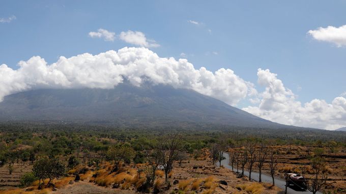 Sopka Agung na Bali se probouzí.