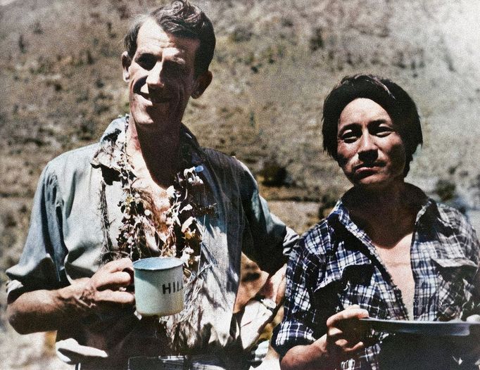 Edmund Hillary a šerpa Tenzing Norgay před zahájením expedice s cílem dobýt Mount Everest v roce 1953. Kolorovaný snímek