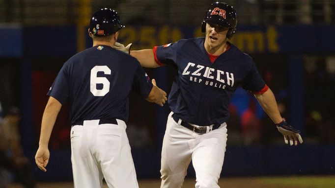 Matěj Hejma přijímá gratulace po homerunu v zápase proti Mexiku