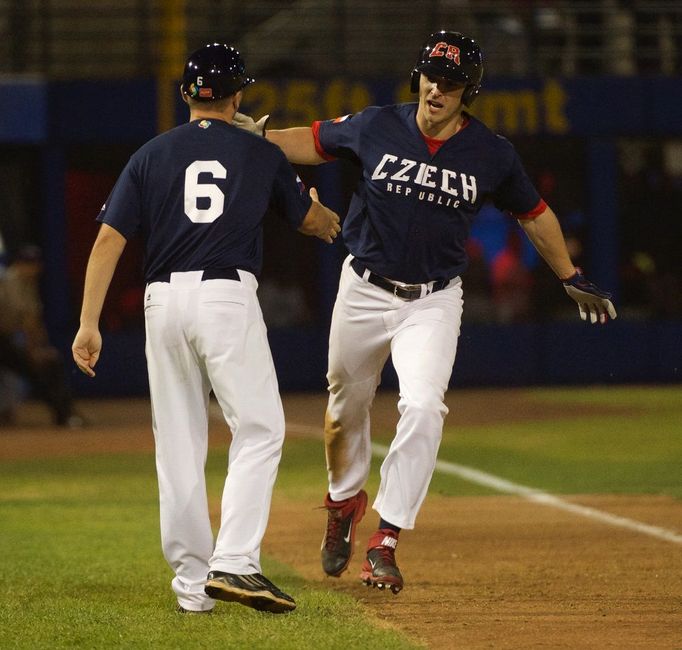 Matěj Hejma přijímá gratulace po homerunu v zápase proti Mexiku