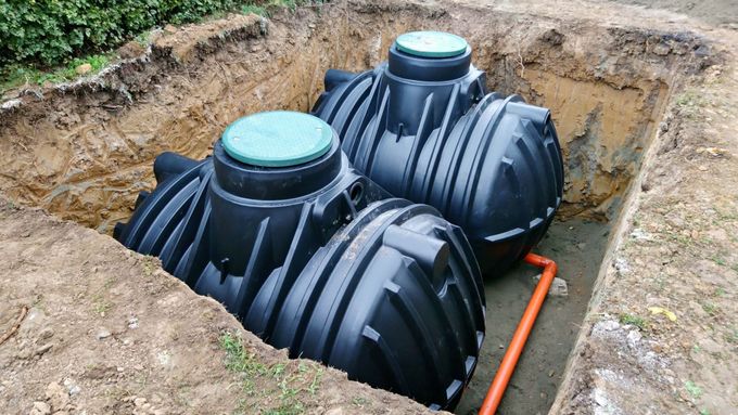 Dvě plastové podzemní skladovací nádrže umístěné pod zemí pro sklizeň dešťové vody. (Ilustrační foto)