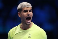 Američan už slavil, pak přišel kolaps. Alcaraz a Zverev vyhráli na Turnaji mistrů