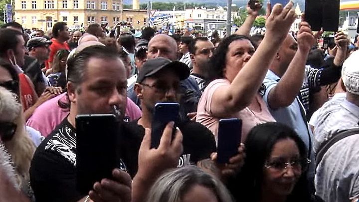 "Chceme vědět pravdu!" žádají lidi na pietě za muže, jenž zemřel po zákroku policie; Zdroj foto: Romea TV