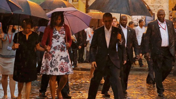 Zmoklého prezidenta davy nevítaly, ulice byly pusté. Fotky z Obamovy historické návštěvy Kuby
